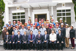 2004年10月，中共中央政治局常委、 國(guó)家副主席曾慶紅（第一排中）視察中國(guó)
